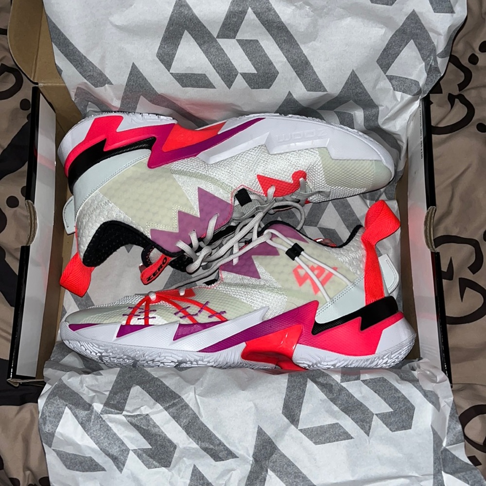 Basketball shoes